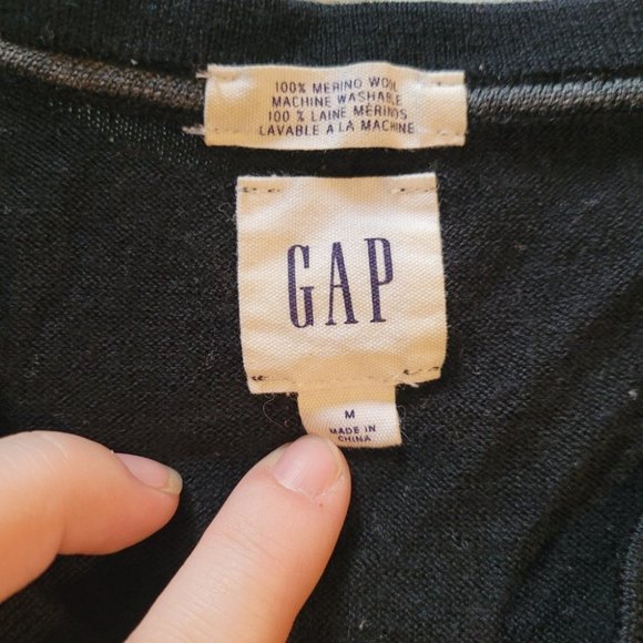 Medium Gap Black Merino Wool V-neck Fitted Knit Sweater - Picture 6 of 7